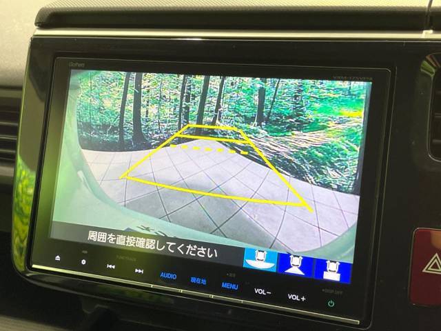 【バックカメラ】駐車時に後方がリアルタイム映像で確認できます。大型商業施設や立体駐車場での駐車時や、夜間のバック時に大活躍！運転スキルに関わらず、今や必須となった装備のひとつです！