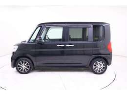 ブラックマイカメタリック色のボデーカラーに純正のアルミホイールがマッチしています。