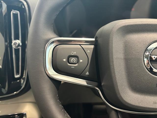 時速140km未満で走行中にパイロットアシストを作動させると車線維持の為にステアリングを穏やかに自動修正するステアリングアシストが働き、わずかなステアリング操作で車線中央を保持できるよう支援します。