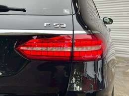 ステーションワゴン特有の使用感はとても少なく室内は鮮やかなナッツブラウンナッパレザーシートに快適な全席シートヒーターやエクスクルーシブパッケージならではのパノラミックスライディングルーフ