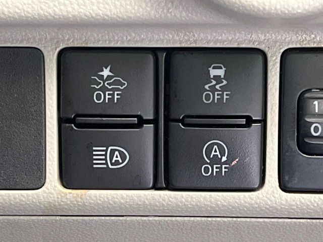 【アイドリングストップ】赤信号や渋滞で停車した際にエンジンを停止し、無駄な燃料の消費を抑えます。燃費向上や環境保護につなげる機能♪エンジンはブレーキを離せば再始動します。