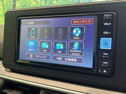 【純正ナビ】人気の純正ナビを装備しております。ナビの使いやすさはもちろん、オーディオ機能も充実！キャンプや旅行はもちろん、通勤や買い物など普段のドライブも楽しくなるはず♪