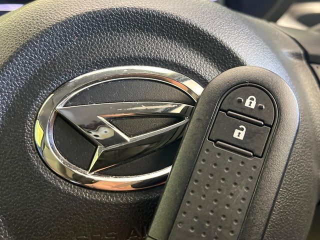 便利なキーレス＆プッシュスタートシステム♪この電子キーを携帯しているだけで簡単にエンジンの始動やドアの解錠、施錠が可能です！また万が一の時も安心なエンジンイモビライザーもついてます！