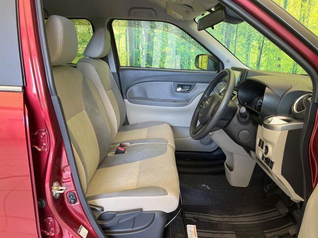 運転席シート廻りは使用感も少なく、良好な状態となっています。前オーナー様が丁寧に使っていたことがよくわかりますね。