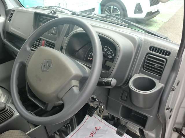 運転席側にも便利なドリンクホルダー付いています。