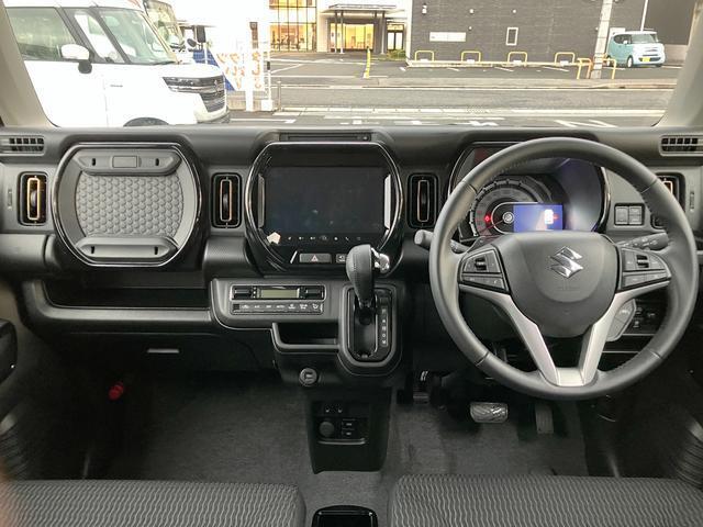 ブラックを基調とした遊び心あるインパネまわり☆扱いやすく小物もすっきり！多彩な収納スペースも魅力♪