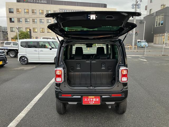 バックドアは上開き跳ね上げ式で、開口も広め！レジャーやショッピングの荷物も積みやすそうですね！