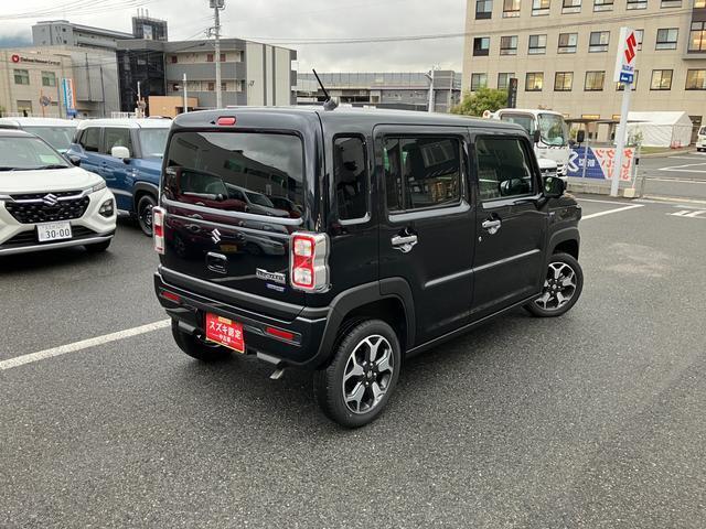 右斜め後ろからの特徴的なフォルム。ボックス型で車体全体を把握しやすく運転しやすそうですね♪