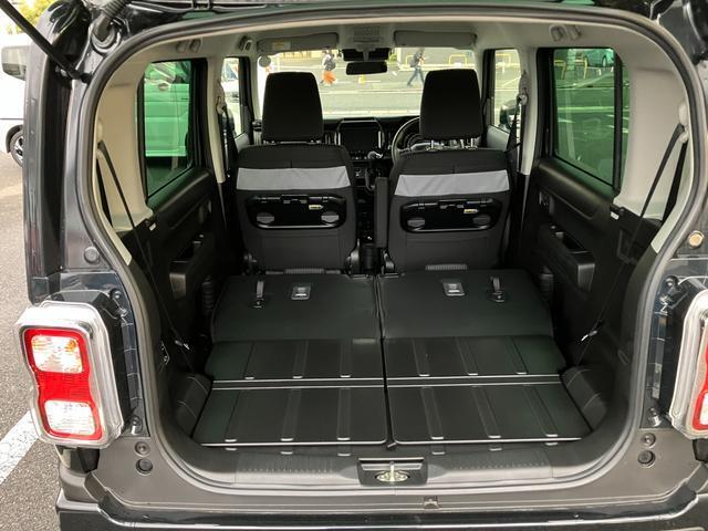 リヤシートも全車消毒済み。シートを倒すと広々ラゲッジフロアに！汚れなど拭き取りやすい素材は【遊べる軽！ハスラー】ならでは！
