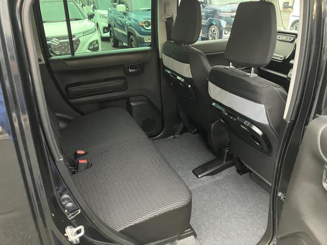 リヤシートも全車消毒済み。足元も軽とは思えない広さがあります。ドアには小物を収納できる便利な【リヤポケット】付。