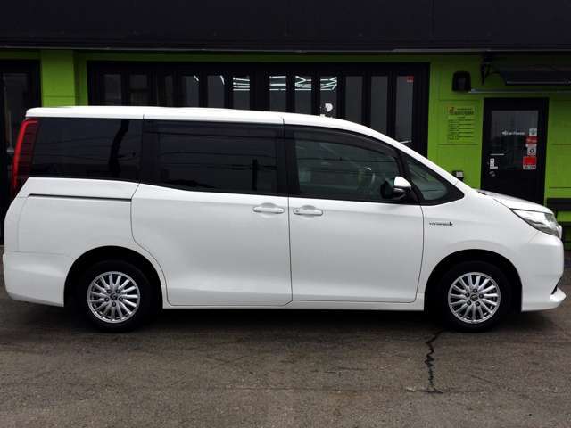 両側パワースライドドアなので、狭い場所や、坂道停車時などでも、力不要のワンタッチ電動開閉ドアなので、乗り降り楽々です！雨の日に便利なドアバイザーも付いています！