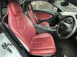 赤革シートになっており高級感＆おしゃれな内装となっております♪シート自体も切れや穴などもなく良好な状態でございます♪