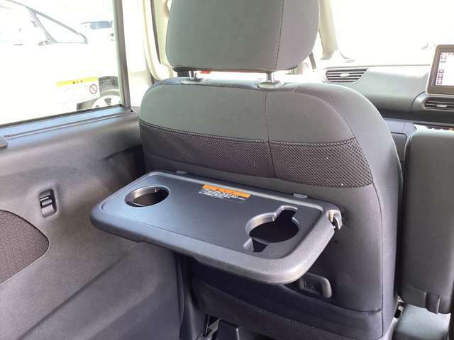 フロントシートの後面にはドリンクホルダー付きの簡易テーブルが装備されています。