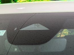 【i-ACTIVESENSE】走行中に前方の車両等を認識し、衝突しそうな時は警報とブレーキで衝突回避と被害軽減をアシスト。より安全にドライブをお楽しみいただけます。