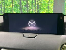 【12.3インチマツダコネクト】車内の雰囲気にマッチした大型ディスプレイ。スマホ接続でのナビ使用やBluetooth再生等、様々な機能が楽しめます。直感的なダイヤル操作が可能で、使い勝手も良好です。