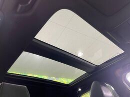 【サンルーフ】開放感たっぷりの希少装備、サンルーフが装着されています！車内に明かりを取り入れたり景色を楽しむ以外にも、車内の空気も簡単に換気できて快適です！