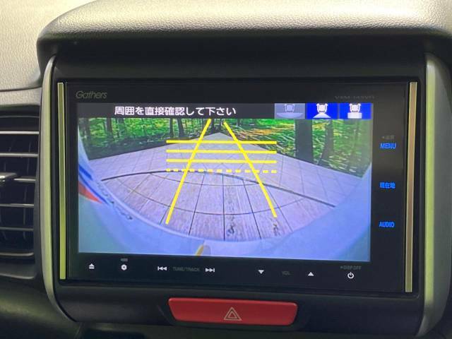 【バックカメラ】駐車時に後方がリアルタイム映像で確認できます。大型商業施設や立体駐車場での駐車時や、夜間のバック時に大活躍！運転スキルに関わらず、今や必須となった装備のひとつです！