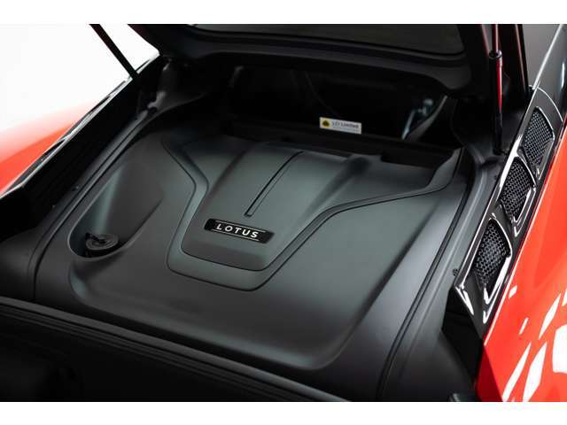 AMG製 M139型 直列4気筒エンジン。パワフルな4気筒としてすでに高い評価を得ているパワーユニットです。
