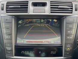【バックカメラ】駐車時に後方がリアルタイム映像で確認できます。大型商業施設や立体駐車場での駐車時や、夜間のバック時に大活躍！運転スキルに関わらず、今や必須となった装備のひとつです！