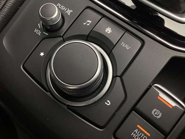 「MAZDAコネクト」コマンダー部　手元を見ることなく操作出来るように左手を自然に降ろした位置に設置。シンプルで使いやすく、機能を覚えやすいボタン配置になっています。