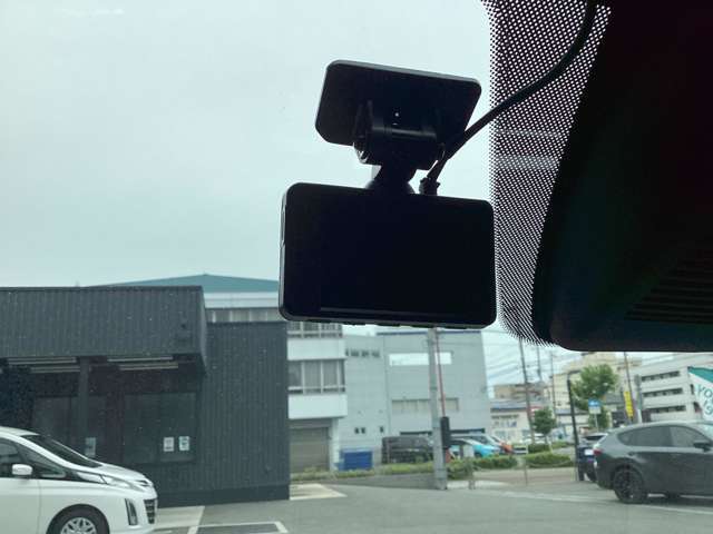 もう無くてはならない、ドライブレコーダーが搭載済みです！あおり運転等の抑制にもなりますし、万が一の時もこれでバッチリ確認できます！