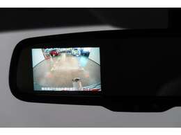 ルームミラー内にバックカメラ映像が映し出されます