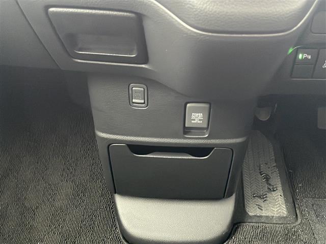 【内装の除菌消臭】車内の細菌やカビを除去しニオイの元となる菌の抑制をします。様々な物質に直接反応して酸化、分解します。人気オプションの一つです。
