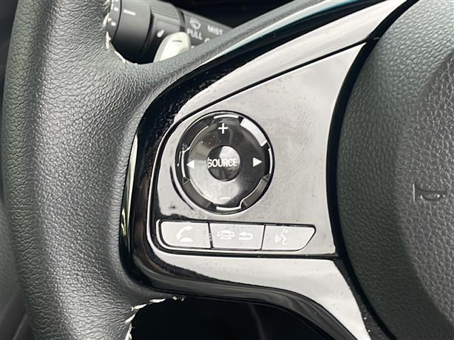 【ステアリングリモコン】運転中でも目線はそのまま、手元のスイッチで安全にオーディオが操作できます。