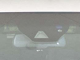 【プリクラッシュセーフティ】前方の車両等を検知し、衝突しそうな時は警報で注意を促し、ブレーキを踏む力をサポート。ブレーキを踏めなかった場合は衝突被害軽減ブレーキが作動、衝突回避をサポートします。