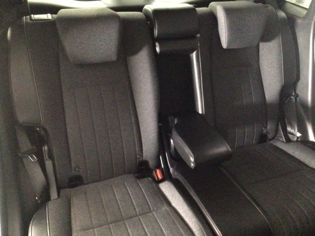 【後席】後席シートももちろん足下広々で快適♪収納式のアームレストも装備しており、後席の方もユッタリおくつろぎいただけます♪是非一度実際にご覧になってください！