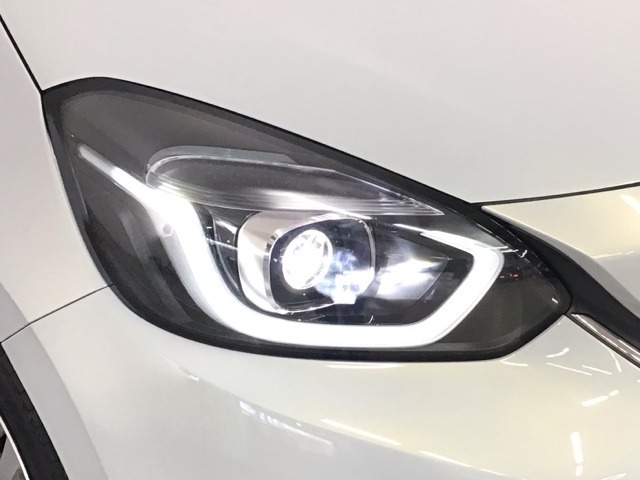 【LEDヘッドライト】大光量で夜道や雨の日の安心感を高めるLEDヘッドライト。周囲の明るさに応じて自動点灯・消灯/ライトの消し忘れも防げるオートライトコントロール付！
