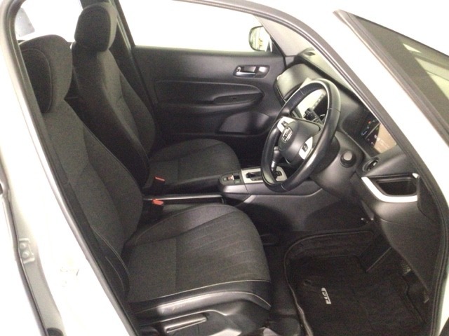 【前席】充分な広さを確保した、快適な前席！インテリアカラーも落ち着いたお色です♪