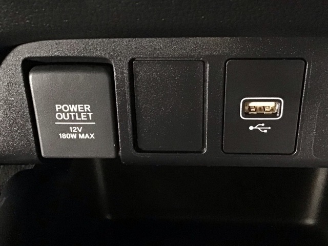 【USBポート】USBポートも装備されています♪スマートフォンのオーディオに連携も可能です。今や欠かせない装備の一つです！