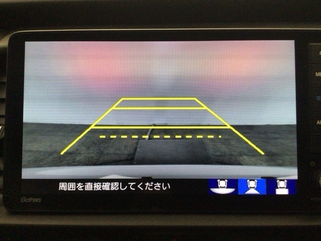 【バックカメラ】運転が苦手な方も車庫入れラクラクです！ギアをリバースに入れれば自動的に切り換わりますので、面倒な操作は不要です♪狭い駐車場もお車を傷つけず安心ですね！
