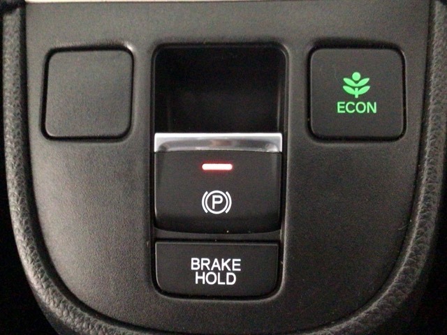 指先の操作でパーキングブレーキの「作動と解除」が行うことができる装備。ブレーキペダルから足を離しても停止し続けてくれるオートブレーキホールド機能。信号待ちなどの際には便利。ECO運転で低燃費走行♪