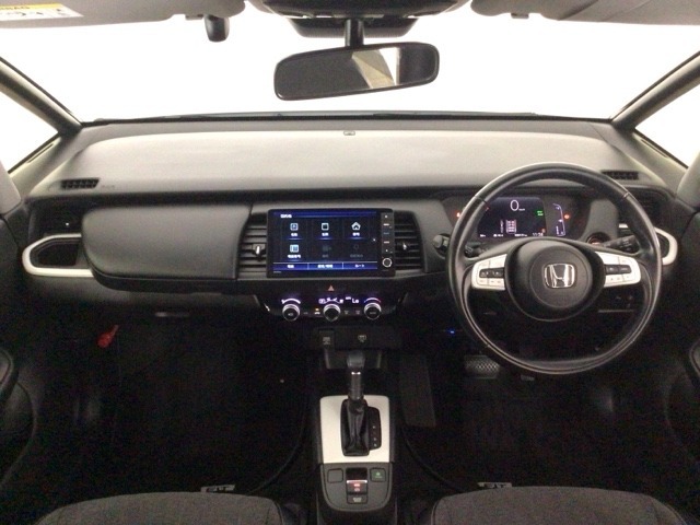 【前方視界】開放的な前方視界！運転がしやすく疲れにくいです♪窓が大きく、見通しがとっても良いおクルマですよ♪