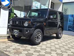 ジムニーらしさの象徴、5スロットグリルと丸型ヘッドランプ＆独立ターンランプ。