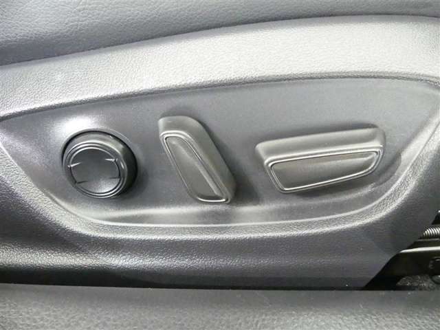 運転席パワーシート搭載。微妙な調整が手軽にでき、ピッタリのポジションで運転することが可能です。