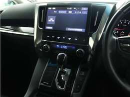 【純正10インチナビゲーションシステム装備】CDやDVD再生、フルセグTVなど多彩な機能を取り揃えております！