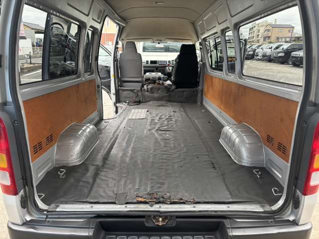 荷室も広々でです！