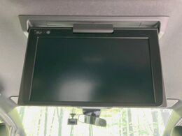 【フリップダウンモニター】大画面モニターで後席でもエンタメをお楽しみいただけます。小さなお子様にも大人気の装備です♪