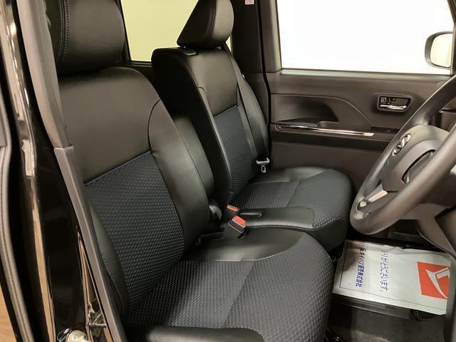広々として運転のしやすい運転席☆　足元も広々としていますよ♪