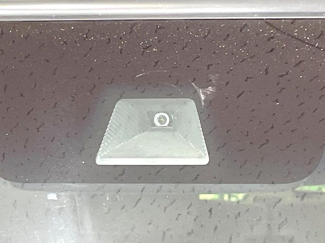【ホンダセンシング】走行中に前方の車両等を認識し、衝突しそうな時は警報とブレーキで衝突回避と被害軽減をアシスト。より安全にドライブをお楽しみいただけます。