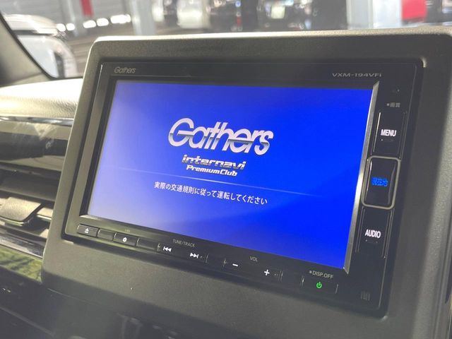 【純正ナビ】人気の純正ナビを装備しております。ナビの使いやすさはもちろん、オーディオ機能も充実！キャンプや旅行はもちろん、通勤や買い物など普段のドライブも楽しくなるはず♪