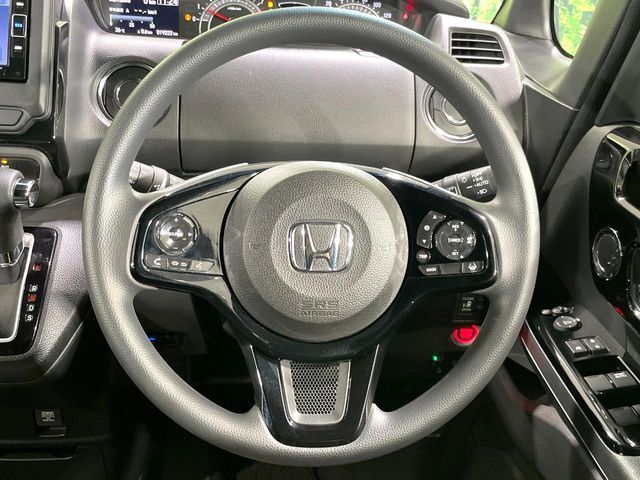 インテリアに合わせたデザインのステアリングは、運転される方のことも考え、運転しやすい形状、大きさです。是非一度、実際に触ってお確かめください。