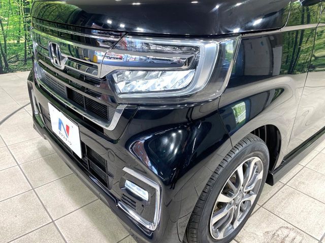 【LEDヘッドライト】悪天候や夜間走行時も良好な視界を確保し安心して運転できる高輝度LEDヘッドライトを装備！点灯速度が早く、消費電力も抑えられています。