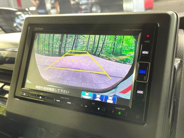 【バックカメラ】駐車時に後方がリアルタイム映像で確認できます。大型商業施設や立体駐車場での駐車時や、夜間のバック時に大活躍！運転スキルに関わらず、今や必須となった装備のひとつです！