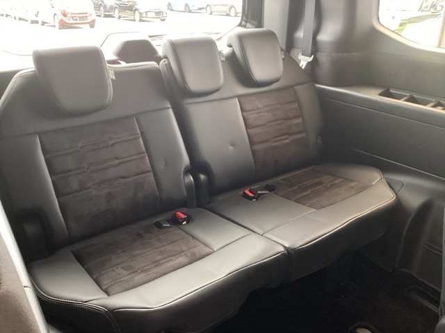1列目から3列目まで広々大空間です。3列目シートは荷物が多い時や不要な時はアレンジして荷室として使用することが可能で便利に使えます。