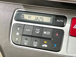 【オートエアコン】一度お好みの温度に設定すれば、車内の温度を検知し風量や温度を自動で調整。暑い…寒い…と何度もスイッチ操作をする必要はありません。快適な車内空間には必須の機能ですね♪