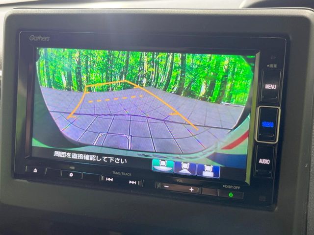 【バックカメラ】駐車時に後方がリアルタイム映像で確認できます。大型商業施設や立体駐車場での駐車時や、夜間のバック時に大活躍！運転スキルに関わらず、今や必須となった装備のひとつです！
